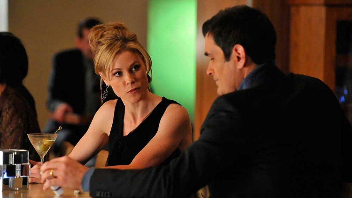 Claire and Phil (Julie Bowen and Ty Burrell) flirting