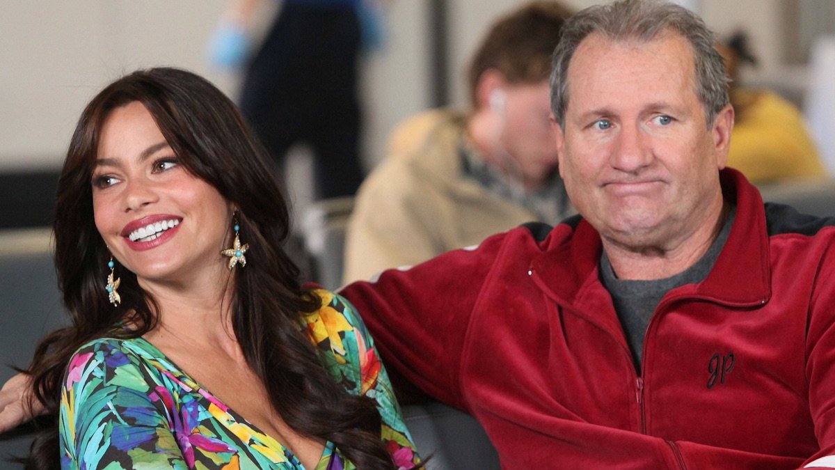 Gloria (Sofia Vergara) and Jay (Ed O'Neil) at the airport