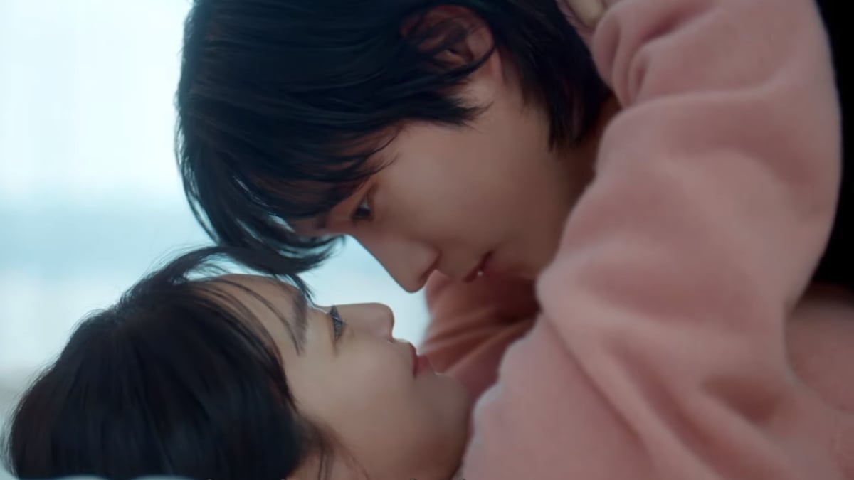 K-drama: No Gain No Love, tow characters embrace and look into each other's eyes.