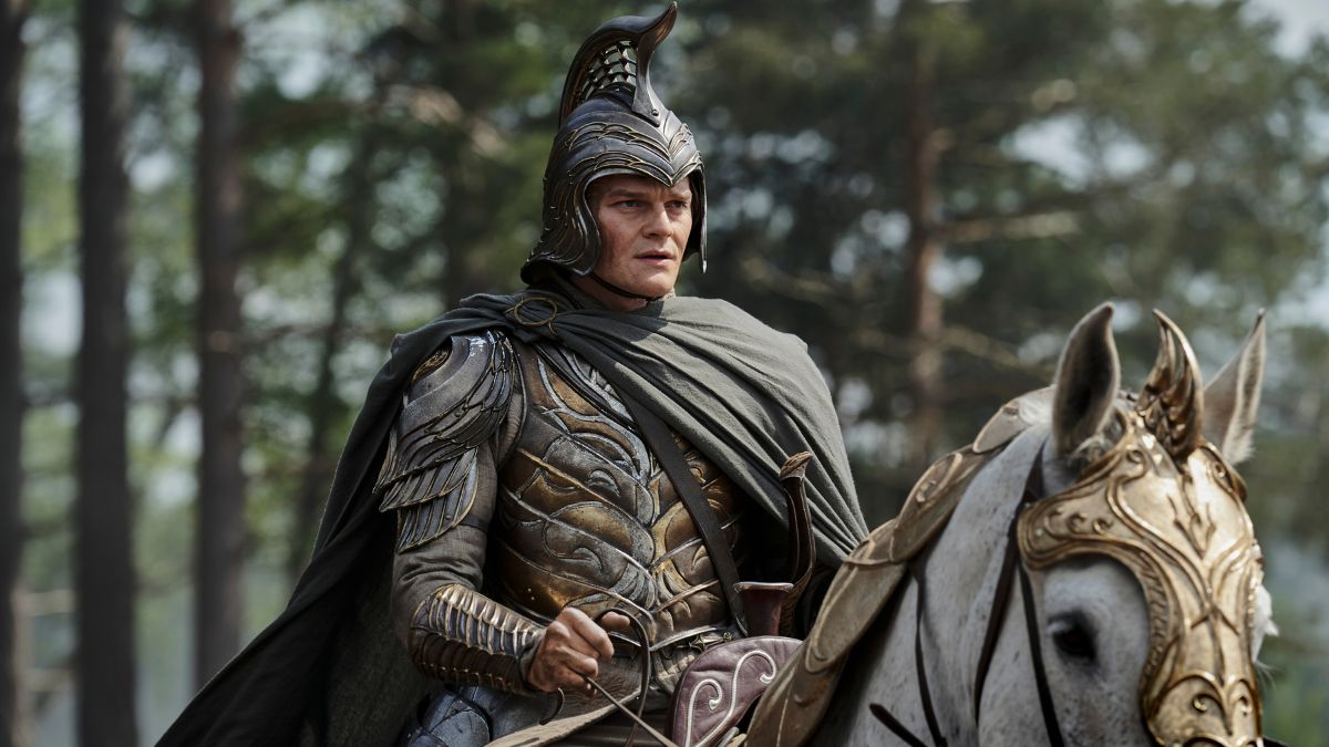 Robert Aramayo as Elrond Halfelven in battle armour atop a horse in The rings of power