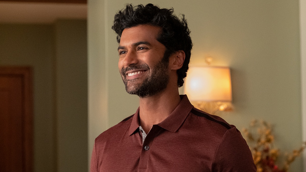 Sendhil Ramamurthy as Mohan in Never Have I Ever