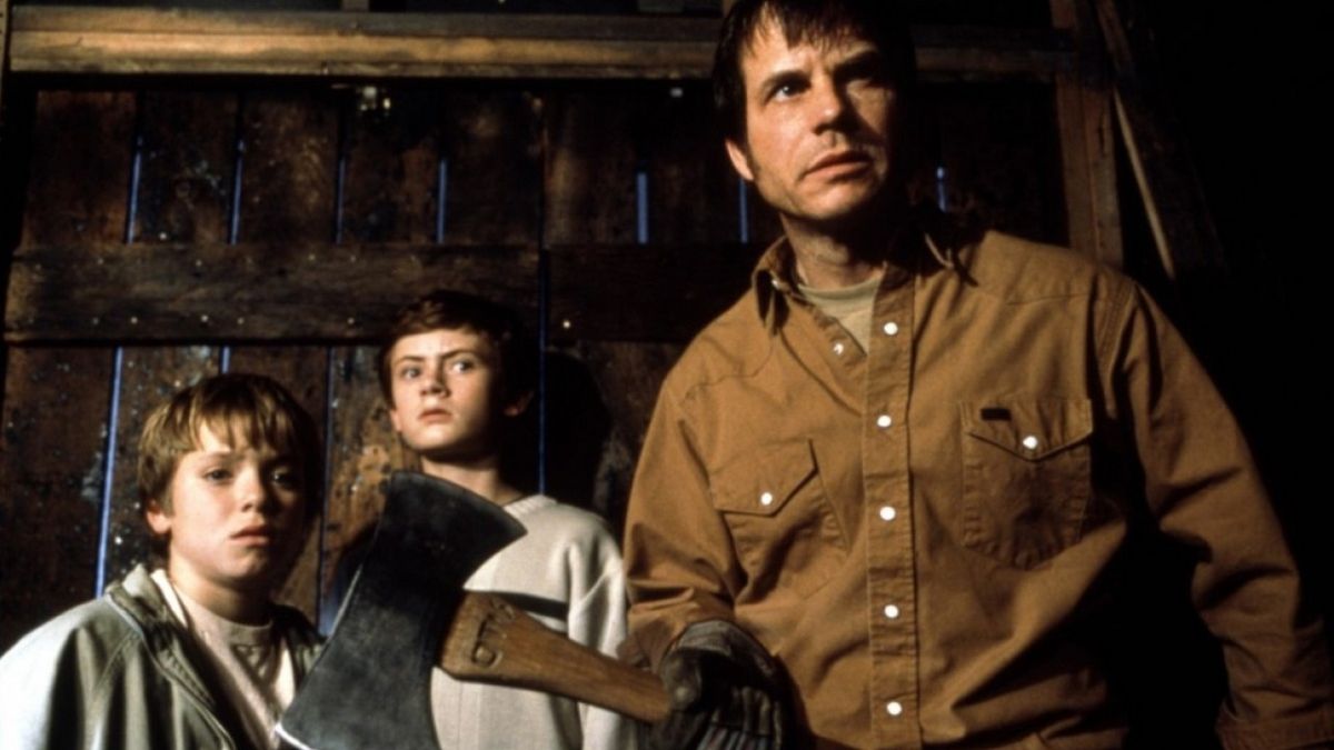 Bill Paxton's Dad holding an axe with his two sons behind him in Frailty.