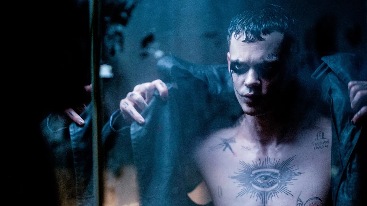 bill skarsgard looking in a mirror in the crow