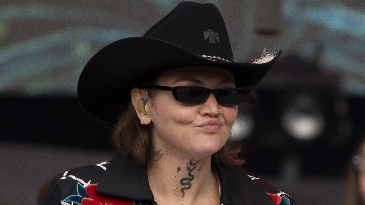 elle king wearing a hat on stage