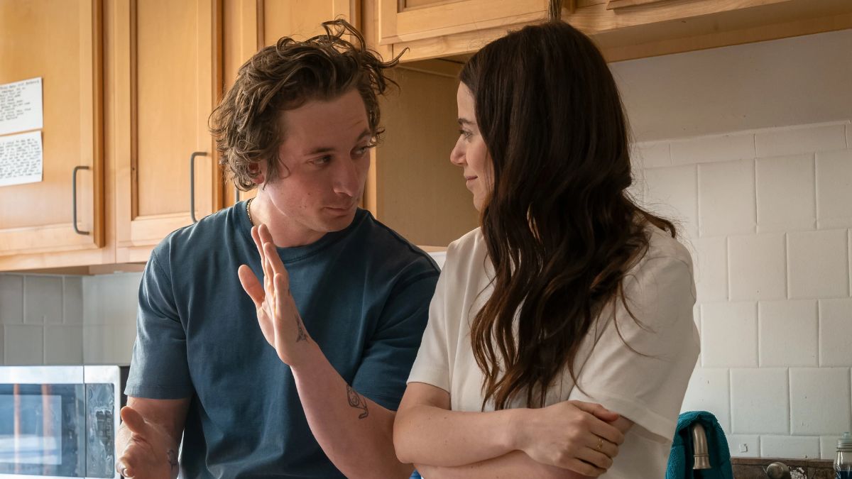 Jeremy Allen White as Carmy and Molly Gordon as Claire in The Bear