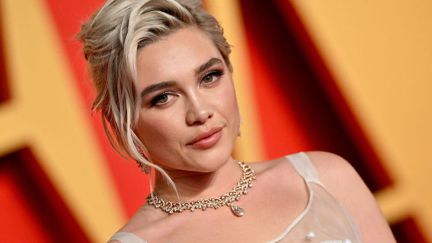 Close-up on Florence Pugh on a red carpet