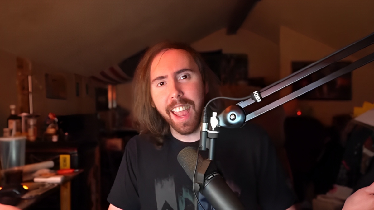 Streamer Asmongold in front of his microphone