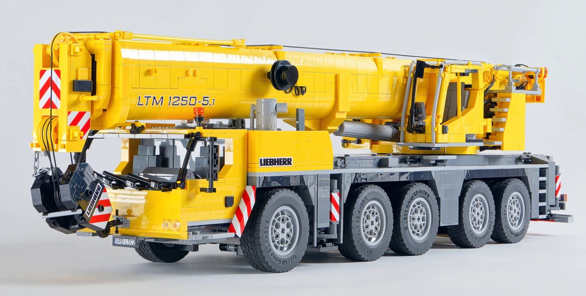 A custom LEGO Crane LTM 1250-5.1