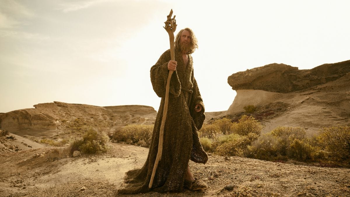 Daniel Weyman as Gandalf holding his wizard's staff in The Rings of Power season 2