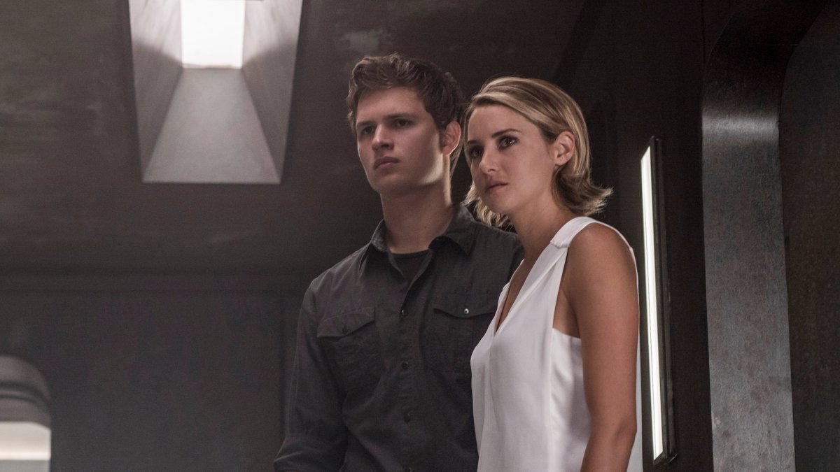  Shailene Woodley and Ansel Elgort in The Divergent Series: Allegiant