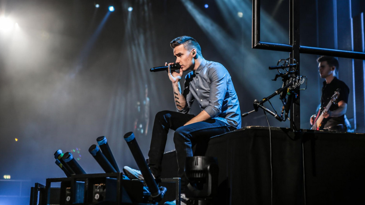 Liam Payne singing on stage in One Direction: This Is Us (2013)