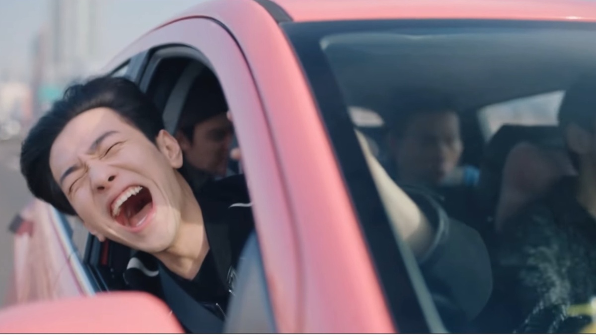 Go-Young throws his head out of the car window to shout in joy in 'Love in the Big City'