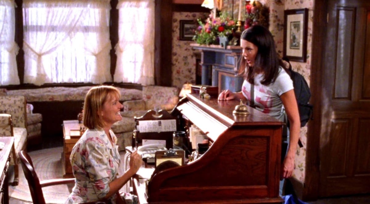 Lorelai checking out at an inn in Gilmore Girls "Roadtrip to Harvard" 