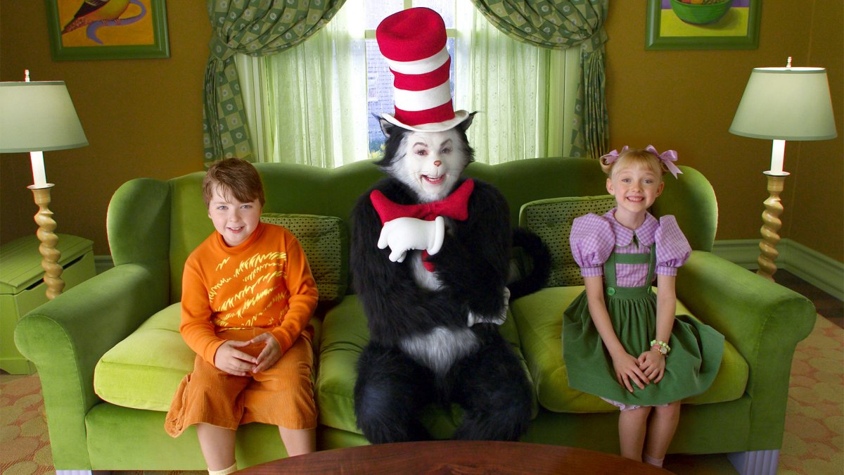 Spencer Breslin, Mike Myers and Dakota Fanning in The Cat in the Hat