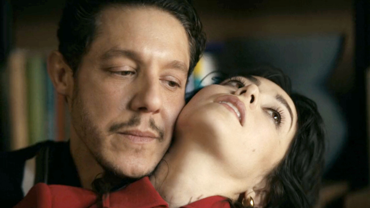 Theo Rossi and Cristin Milioti embracing in 'The Penguin'