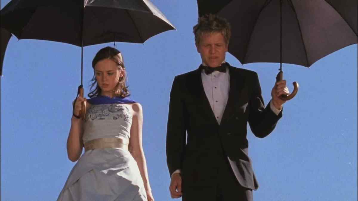 Logan and Rory holding umbrellas in Gilmore Girls "You Jump, I Jump, Jack" 