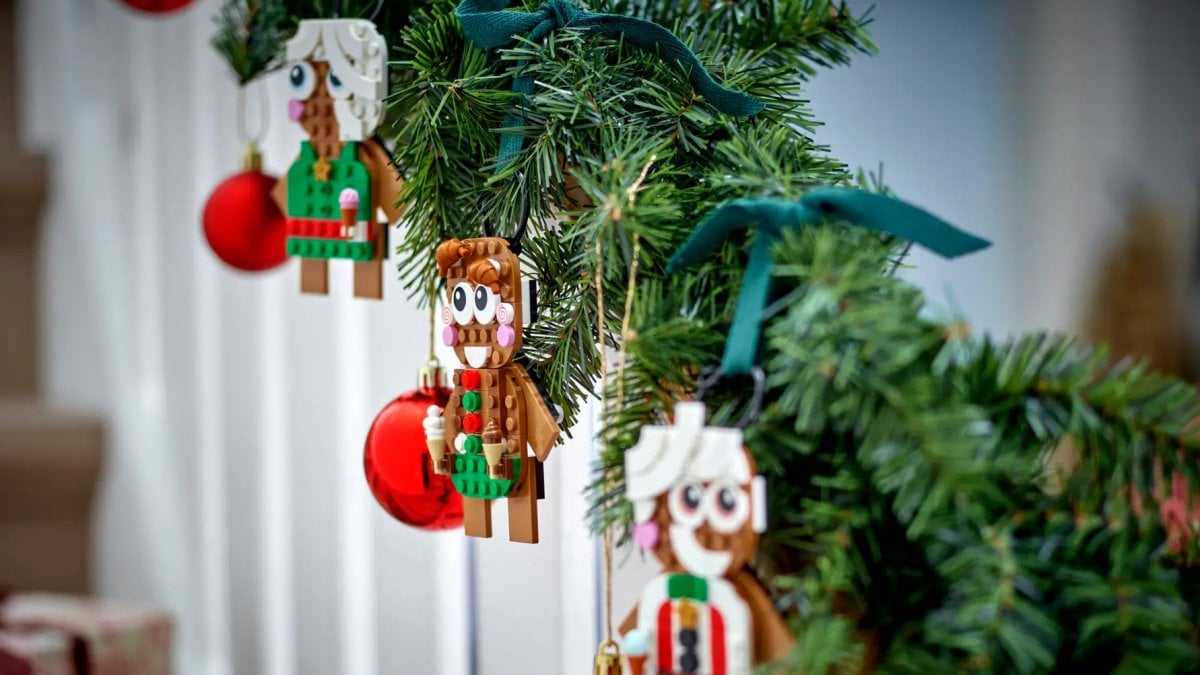 LEGO gingerbread men hanging from a christmas tree