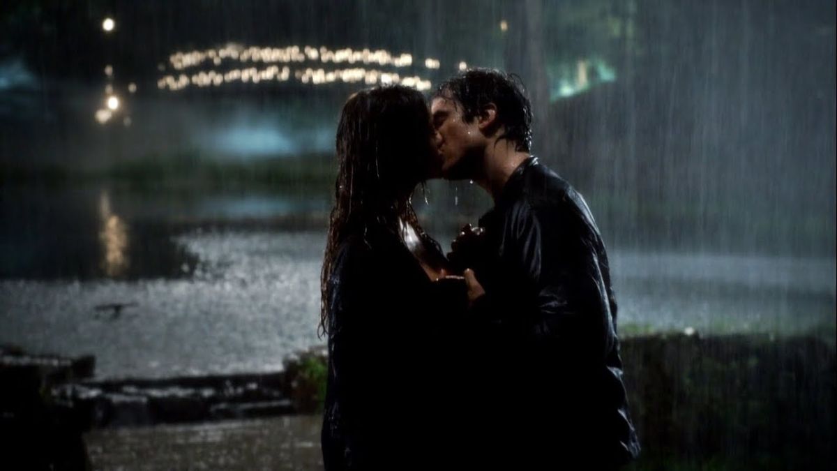 Elena and Damon kiss in the rain in The Vampire Diaries