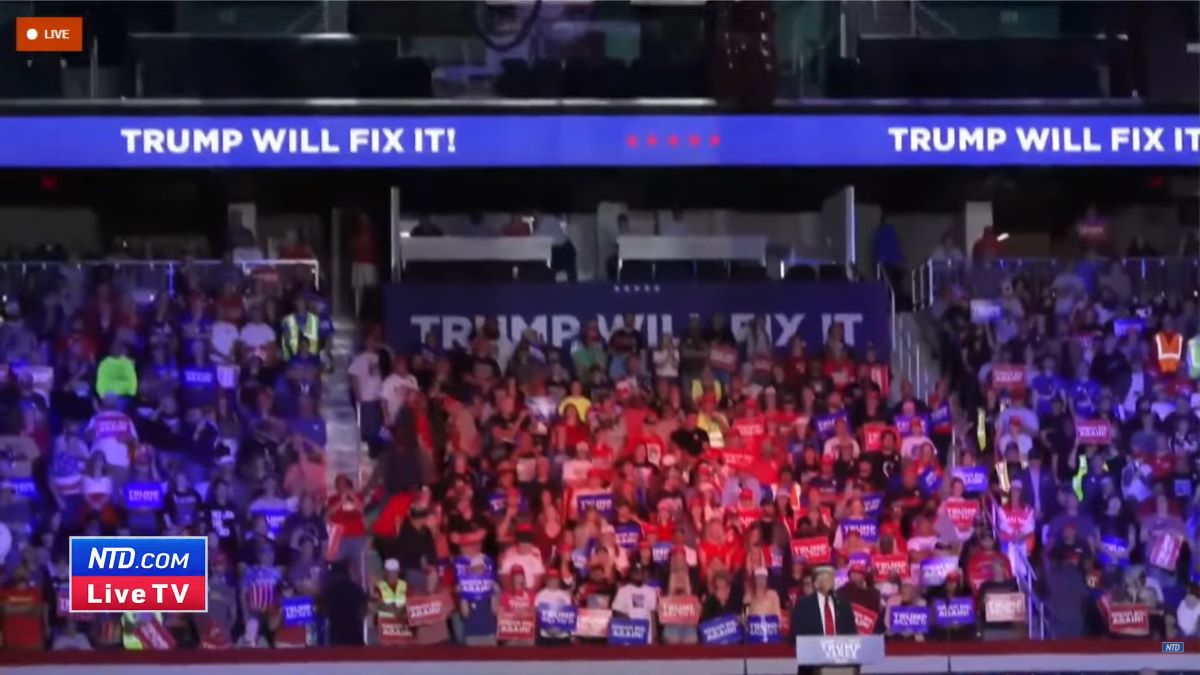 Donald Trump rally in Greensboro, North Carolina, crowd zoomed out with several vacant seats