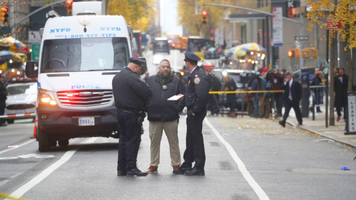 NEW YORK, NEW YORK - DECEMBER 04: Police gather outside of a Hilton Hotel in Midtown Manhattan where United Healthcare CEO Brian Thompson was fatally shot on December 04, 2024 in New York City. Brian Thompson was shot and killed before 7:00 AM this morning outside the Hilton Hotel, just before he was set to attend the company's annual investors' meeting. (Photo by Spencer Platt/Getty Images)