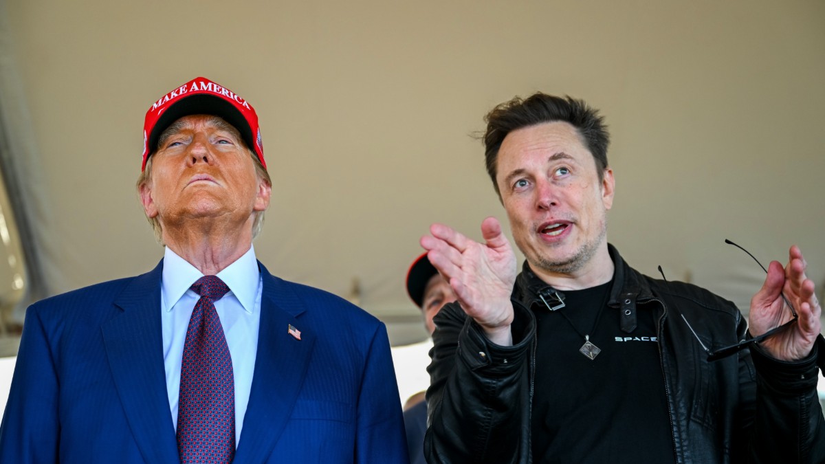 Donald Trump and Elon Musk stand next to each other at the launch of the SpaceX Starship test flight