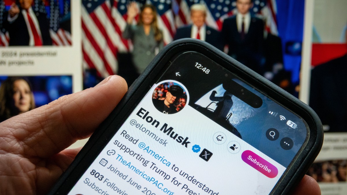 A SmartPhone opened to Elon Musk's official Twitter profile