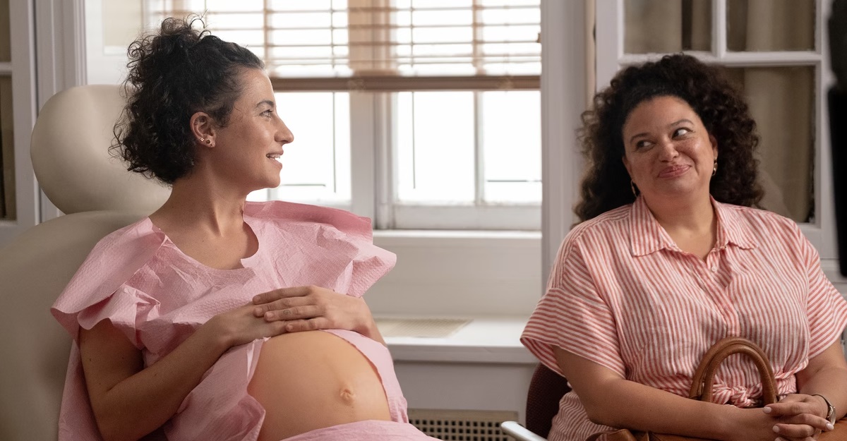 L-R: Eden (Ilana Glazer) and Dawn (Michelle Buteau) from 'Babes'