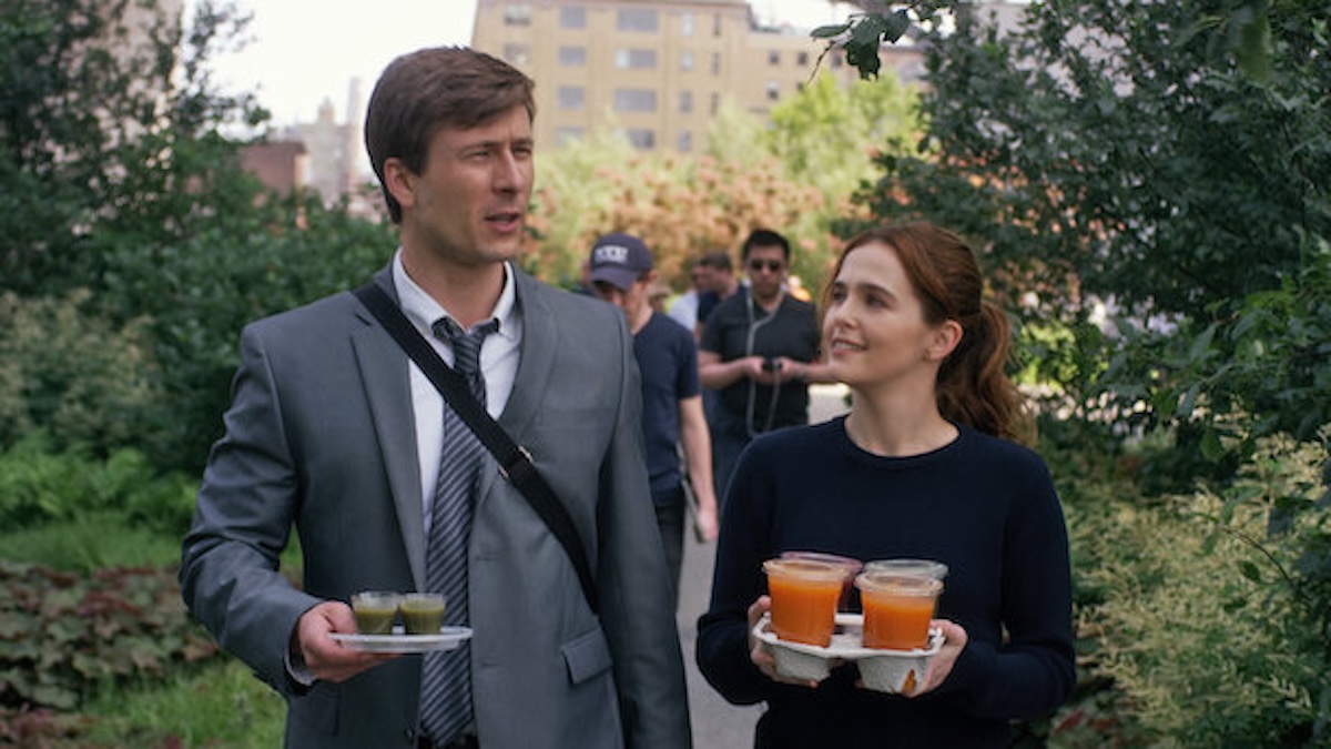 glen powell and zoey deutch walking with cups